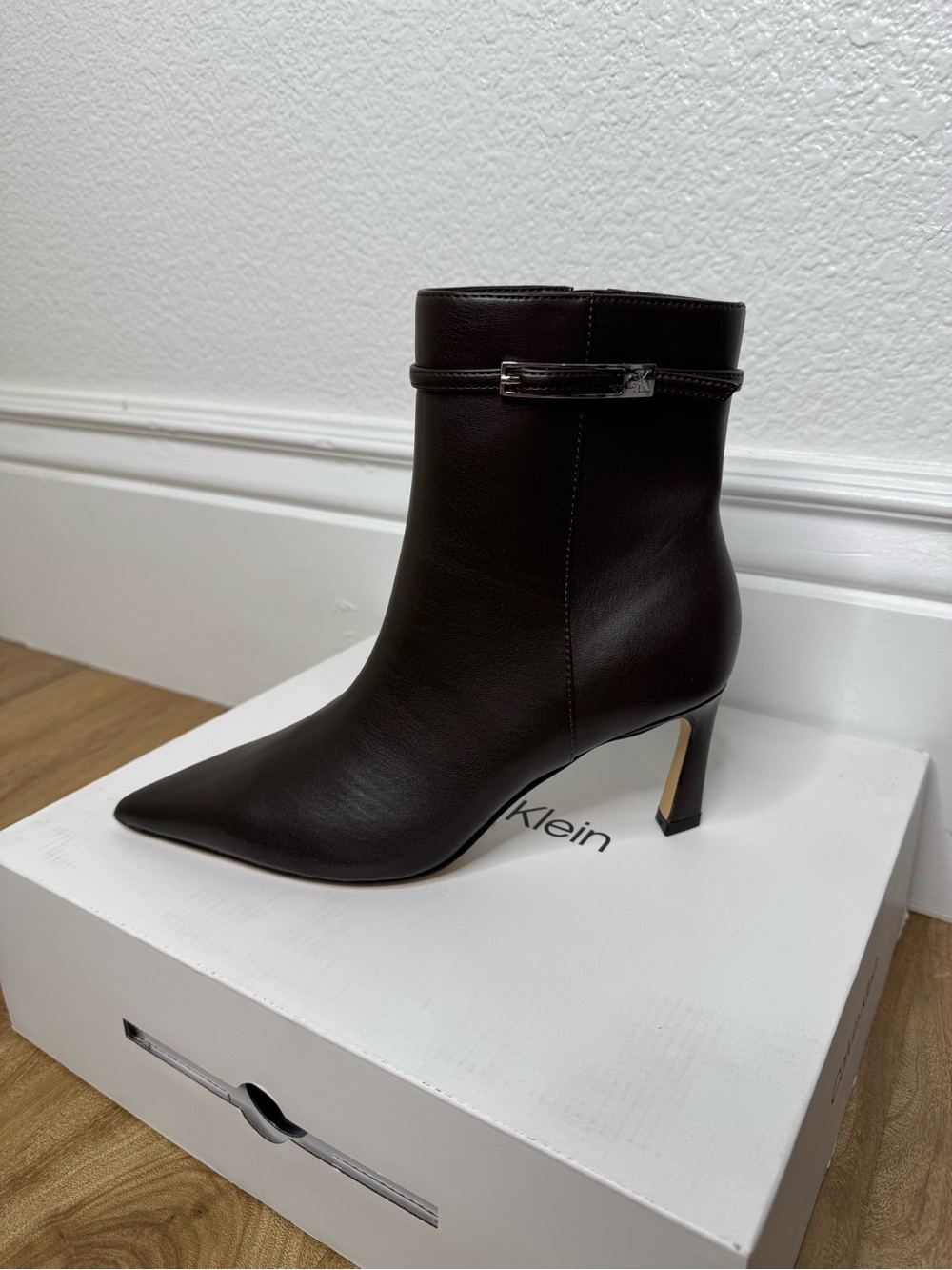 NWT Womens Calvin Klein Pointed Toe dark brown Leather heel